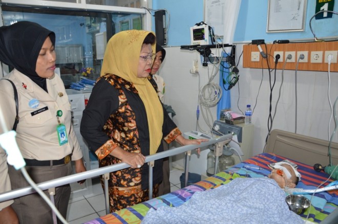 Hj Yusniana saat membesuk bayi penderita kanker paru dan hidrosefalus